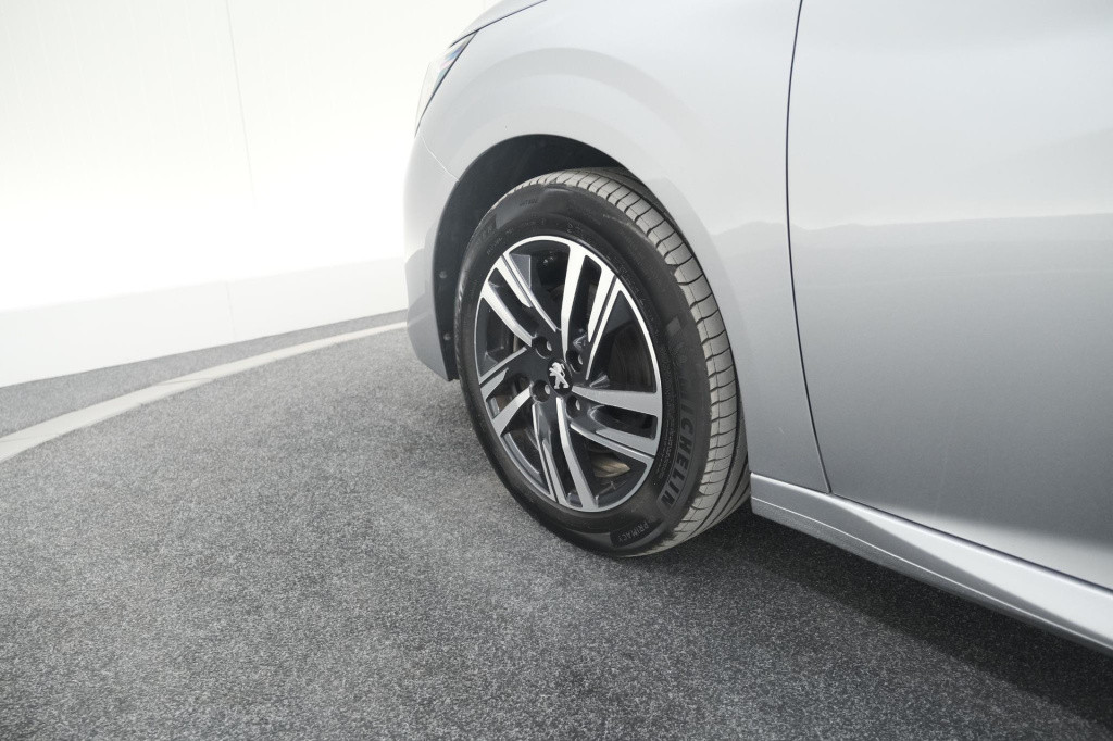 Peugeot 208 puretech 100 eat8 allure pack | camera | apple carplay | parkee
