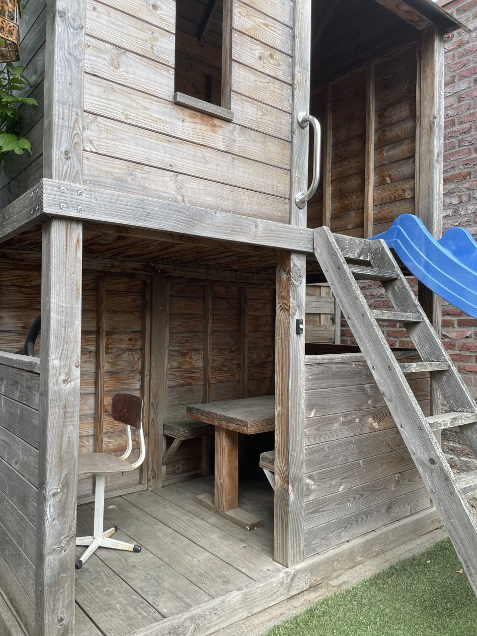 Speelhuis | Douglashout | 1.20 x 2.00 mtr. | zithoek, tafel en glijbaan