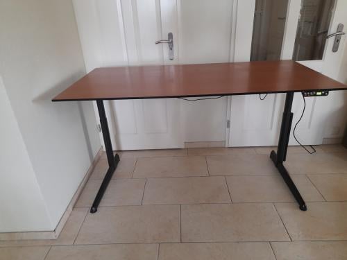 Elektrisch verstelbaar zit- sta-  bureau 80 x 160 ( z.g.a.n.)