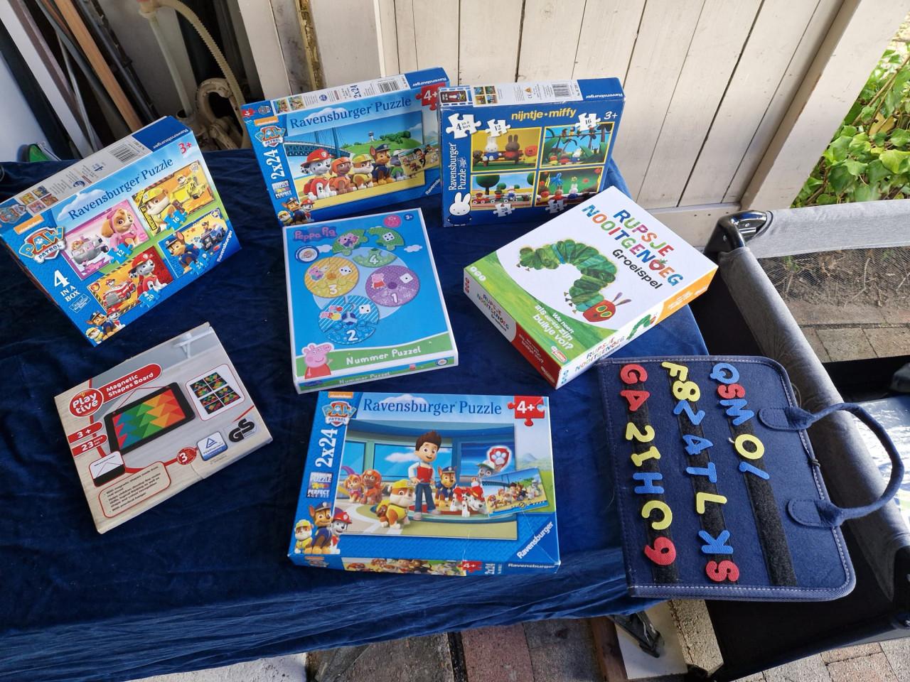 Collectie van kinderboeken, puzzels, spelletjes, etc