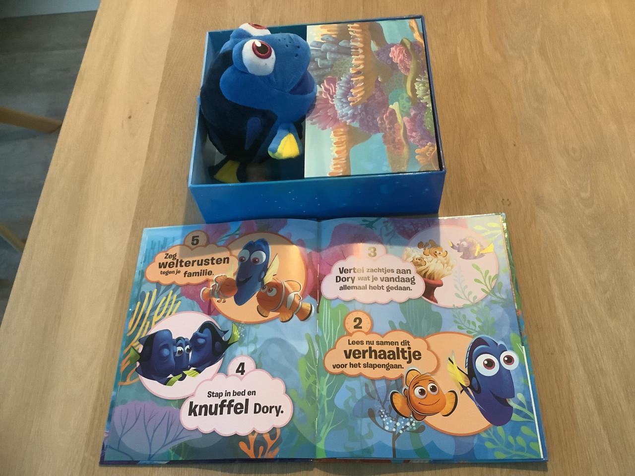 Nieuwe grote Disney Knuffel Finding Dory + Boek, in geschenkdoos