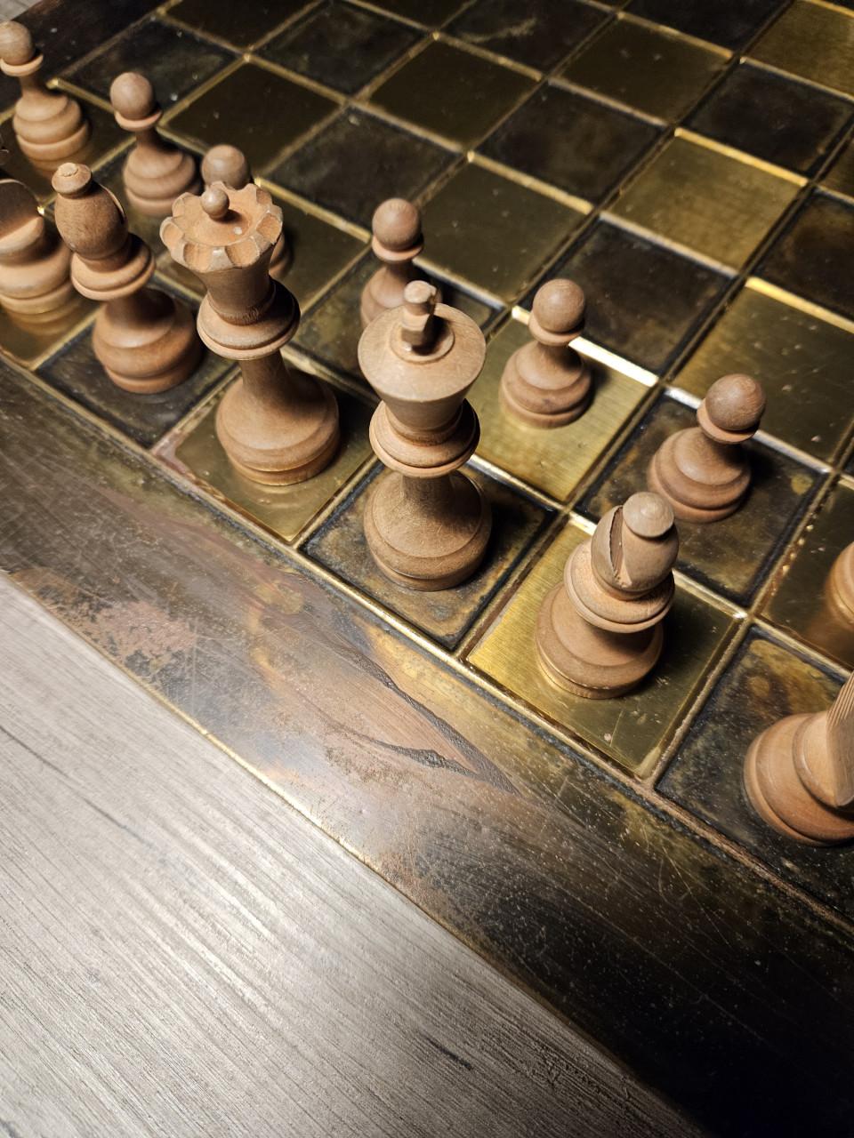 Prachtig groot antiek schaakspel met metalen bord...