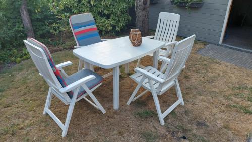 4 Verstelbare tuinstoelen + tafel  + kussens