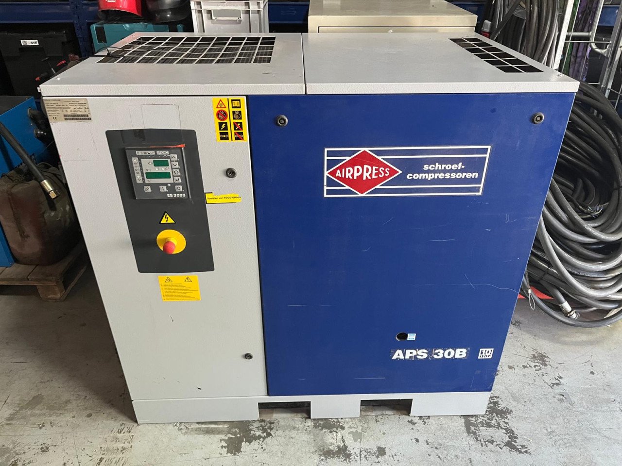 Schroefcompressor – Airpress APS30B en 900L buffertank & persluchtdroger