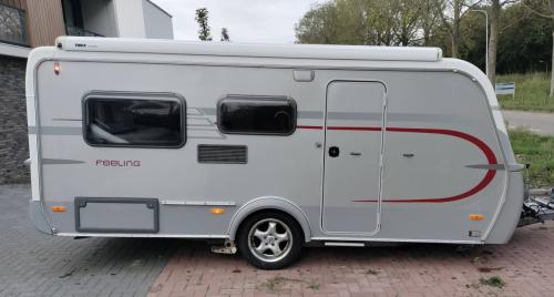 Eriba Feeling 430 met mover en cassetteluifel