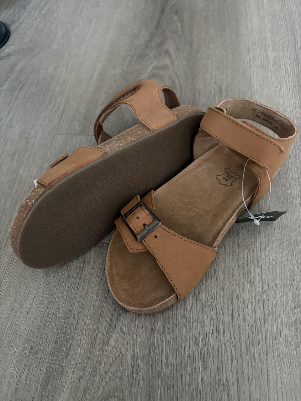Sandalen maat 35.