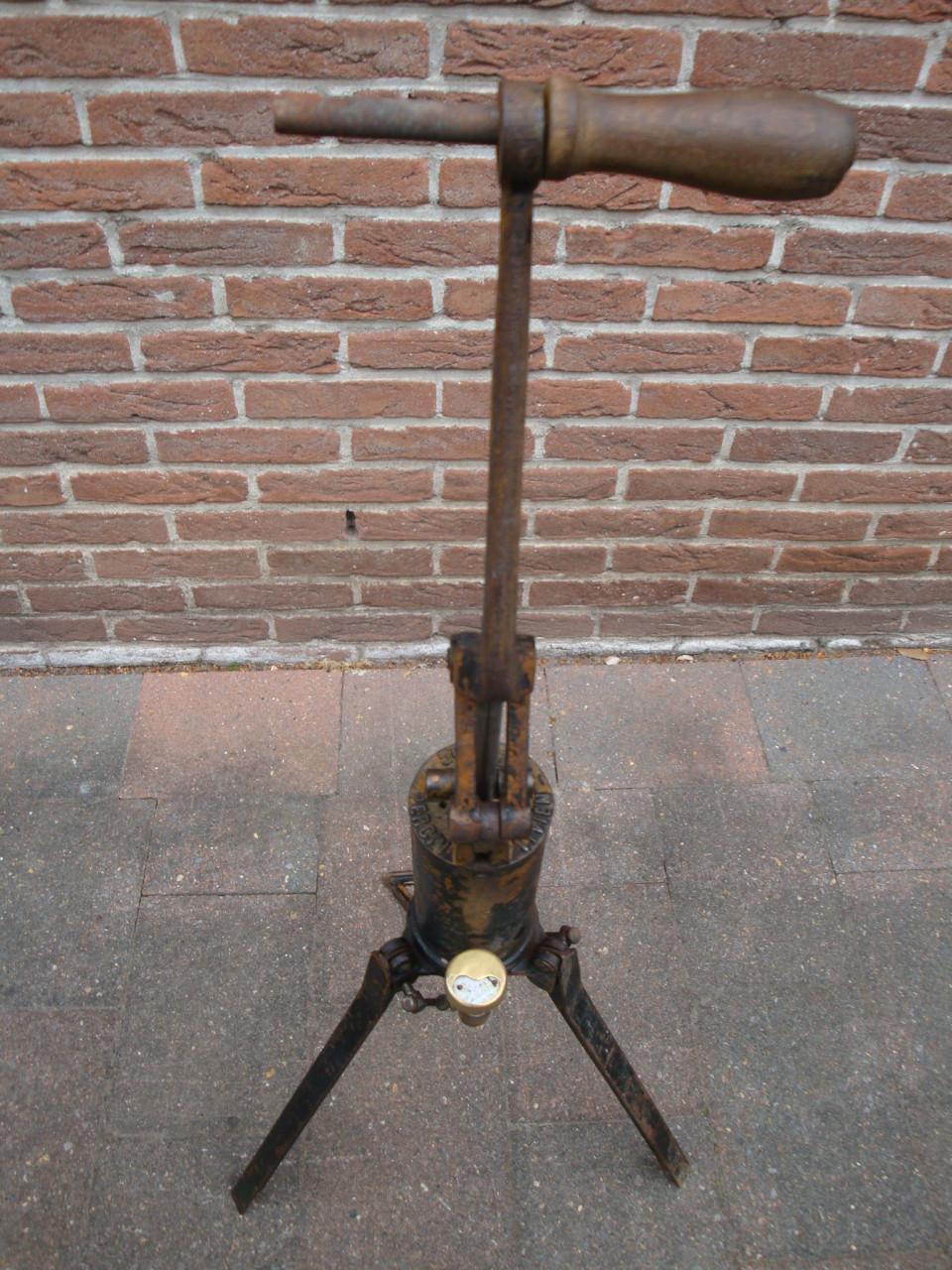 ANTIEKE BANDENPOMP -VIVIEN & PERCIN-  ca. 1930.