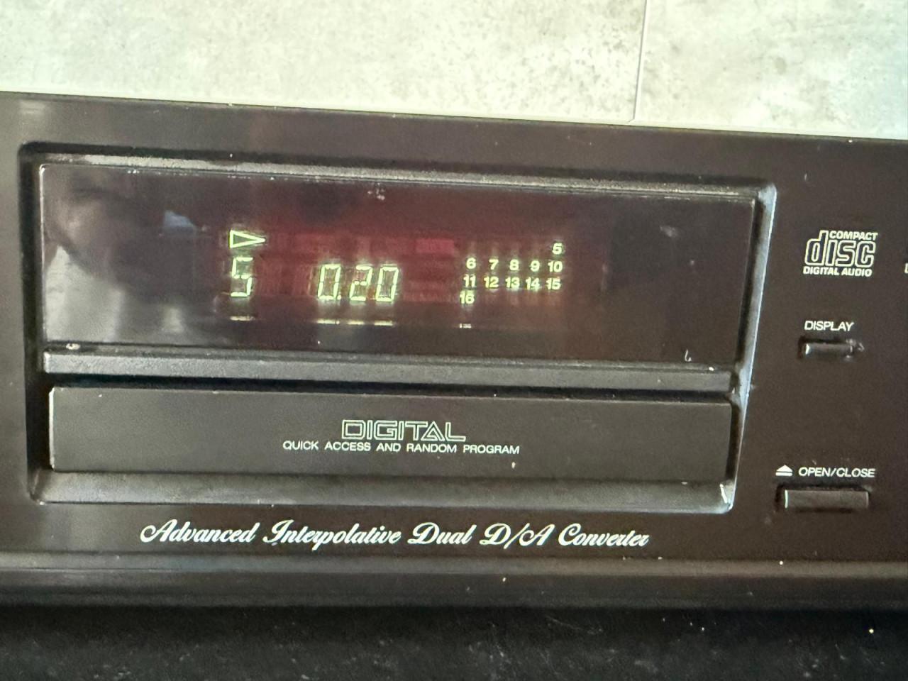 CD Player Akai CD-27