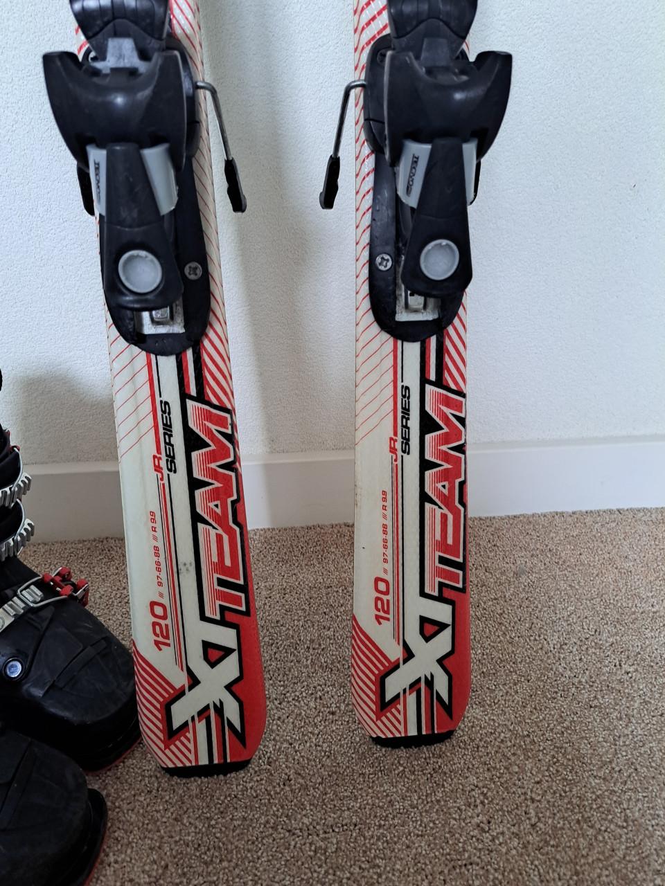 Kinderski's 120 met skischoenen maat 21/21,5