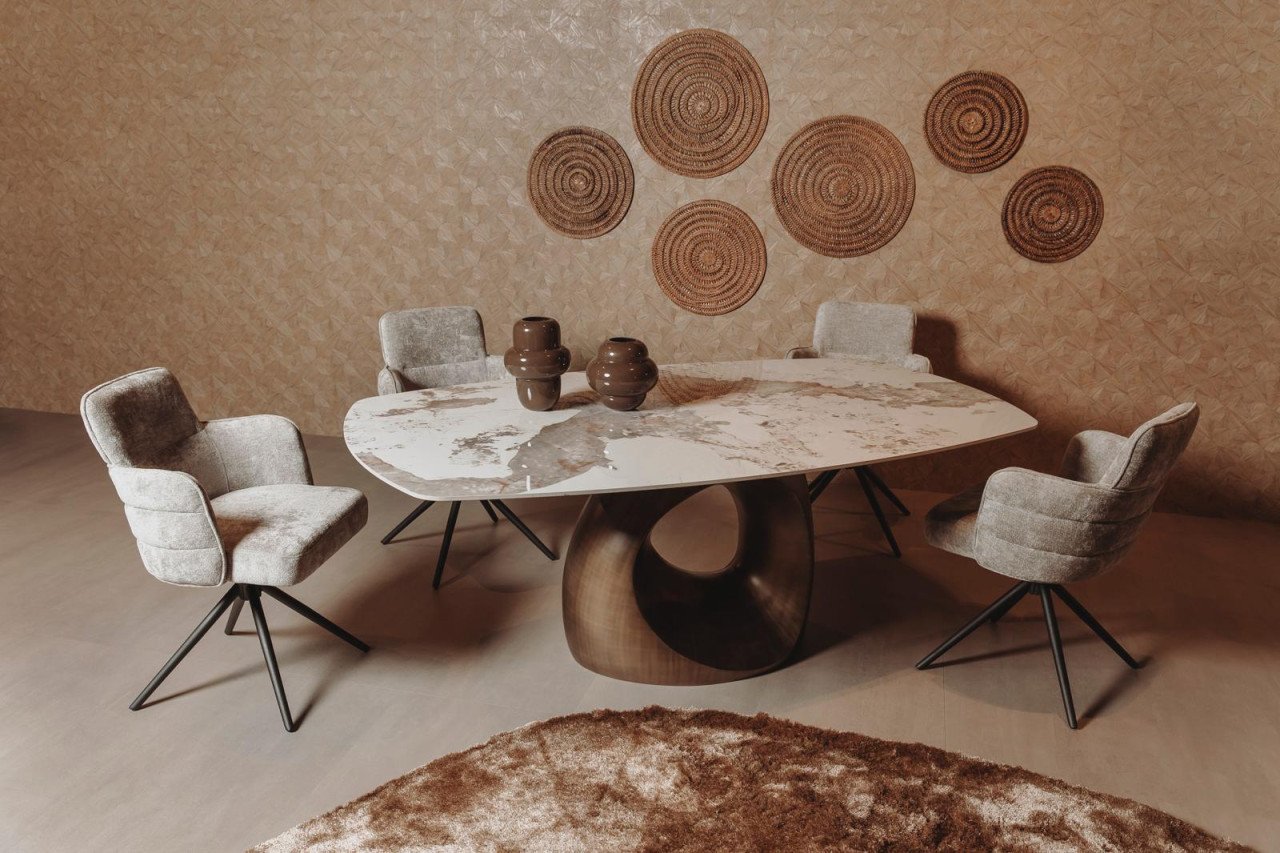 DEENS OVALE TAFEL IS OOK EYECATCHER VOOR IN UW BEDRIJF