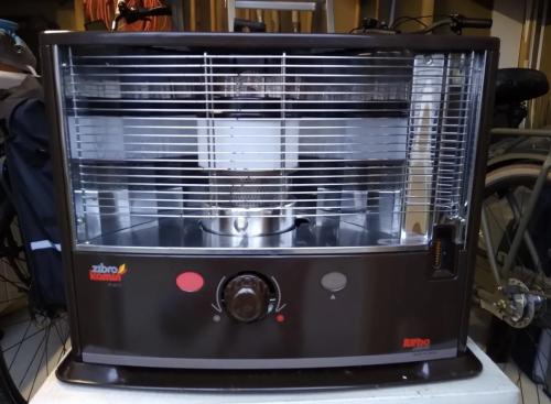 Petroleum kacheltje met petroleum