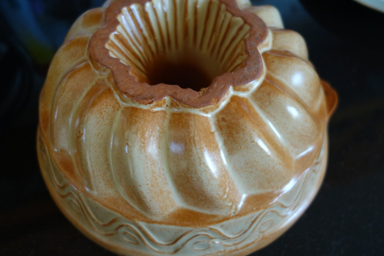 Vintage aardenwerken tulbandvorm 24 cm. doorsnee, 11 cm. hoog  uit jaren 60