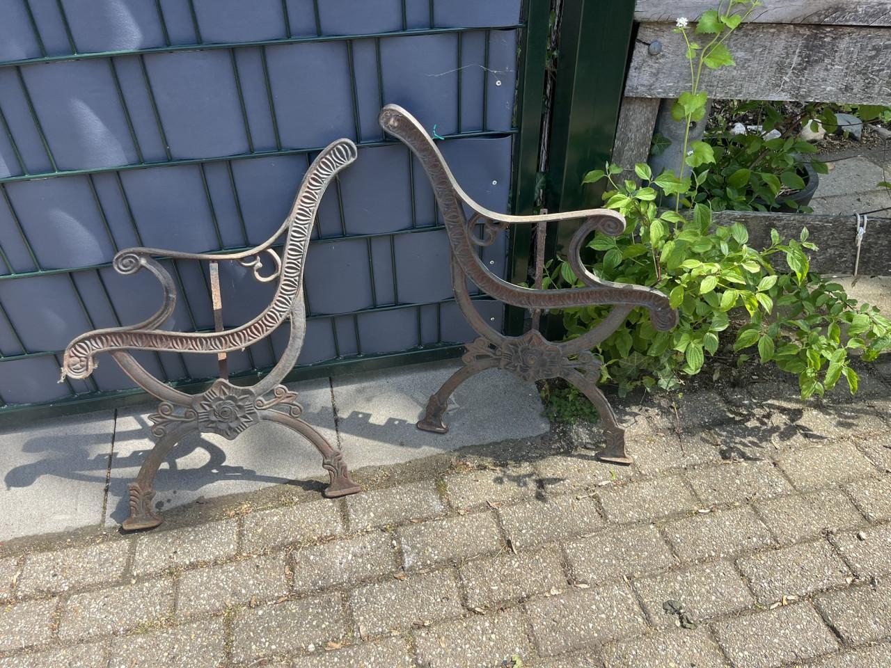 Gietijzeren tuinbank potten