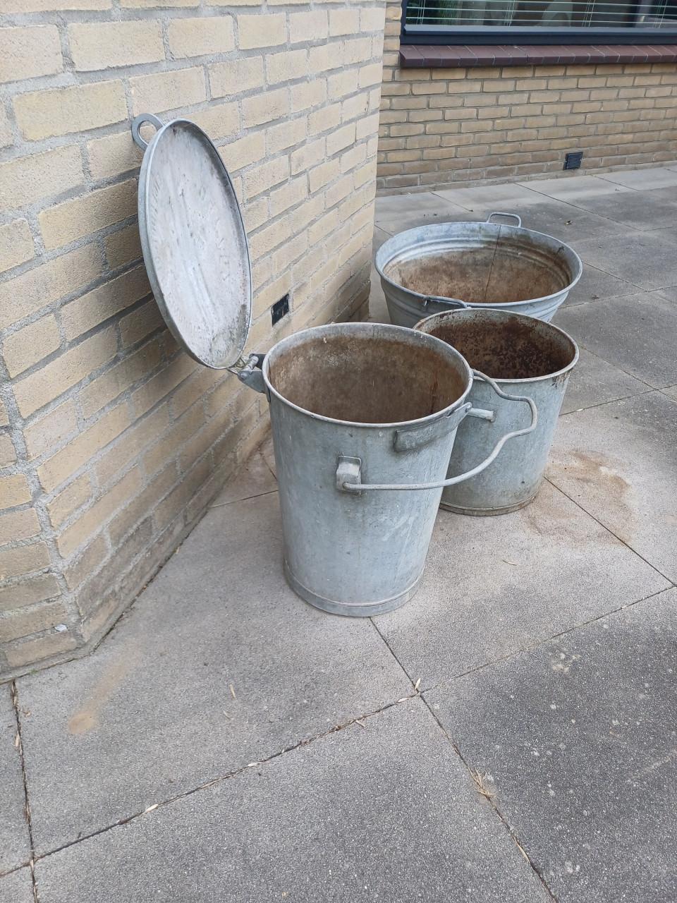 Zinken teil, vuilnisemmer en zinken pot