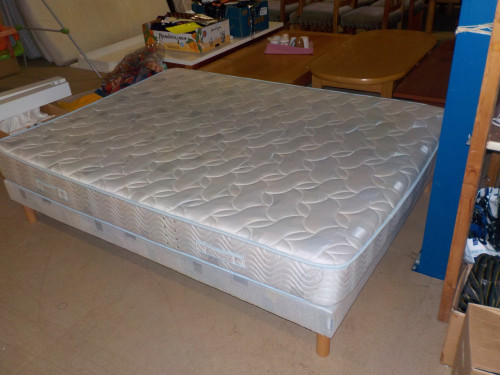 Boxspring met matras in zeer goede staat 190 x 140 cm koopje
