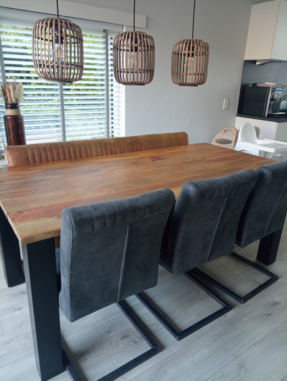 Mango houten eettafel 180 x 90 cm. Hoogte 77 cm