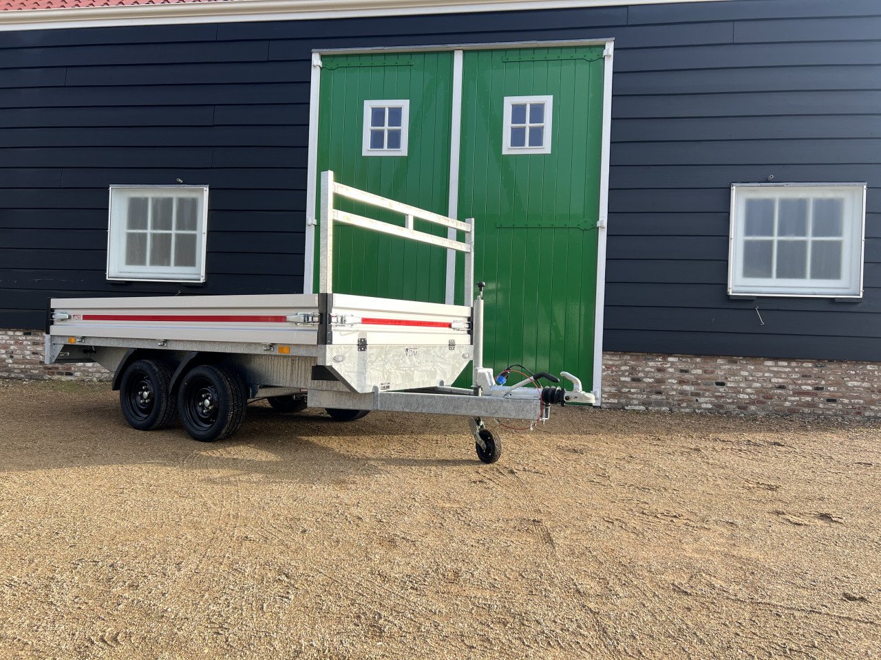 Nieuwe plateau wagens en andere aanhangers