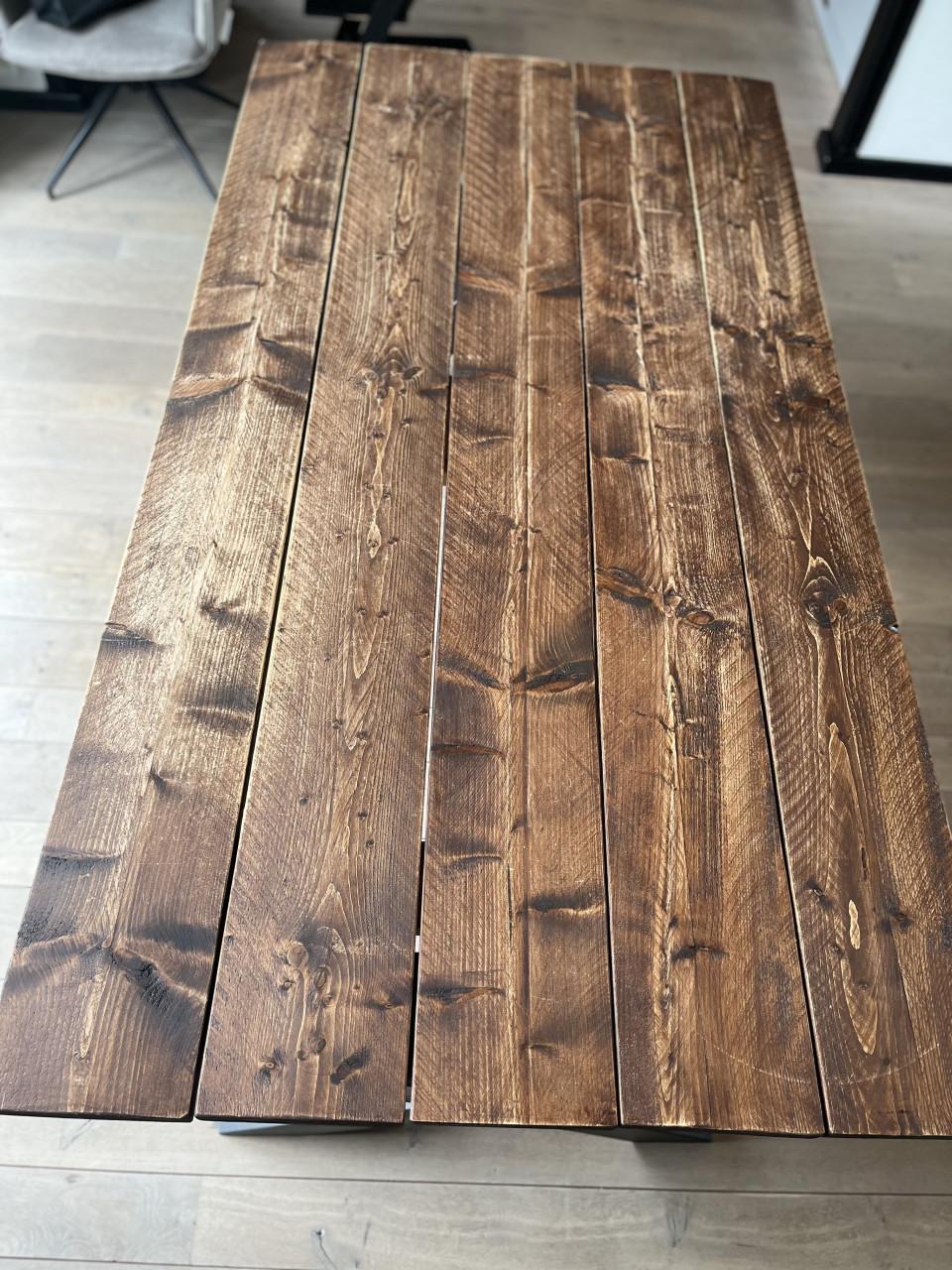 Eettafel met industriële X-poten
