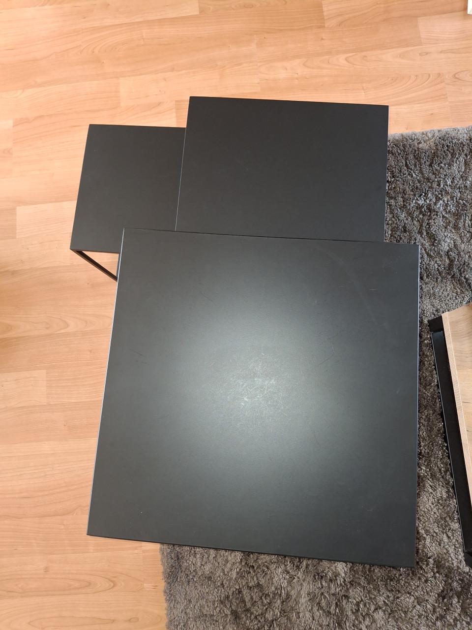 Staande lamp met 3 poot hout en 2 kappen en salontafels of bijzettafeltjes
