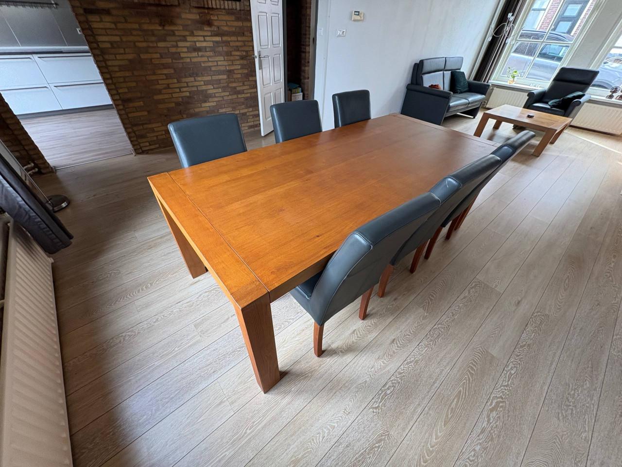 Eettafel met 6 stoelen