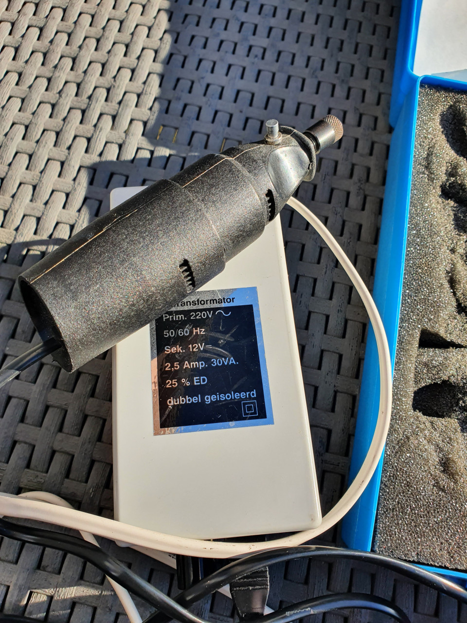 Werkende professionele manicure en pedicure turbomotor, luchtgekoeld....