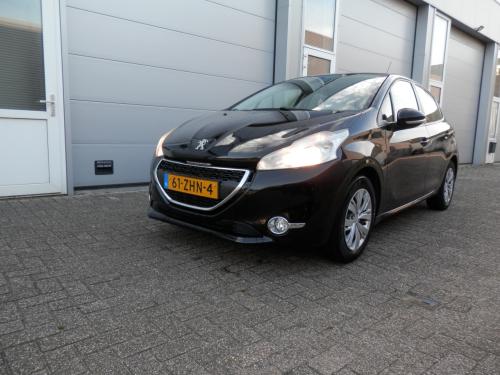 Auto Garant Biedt Aan: Peugeot 208 1.2 VTi Envy