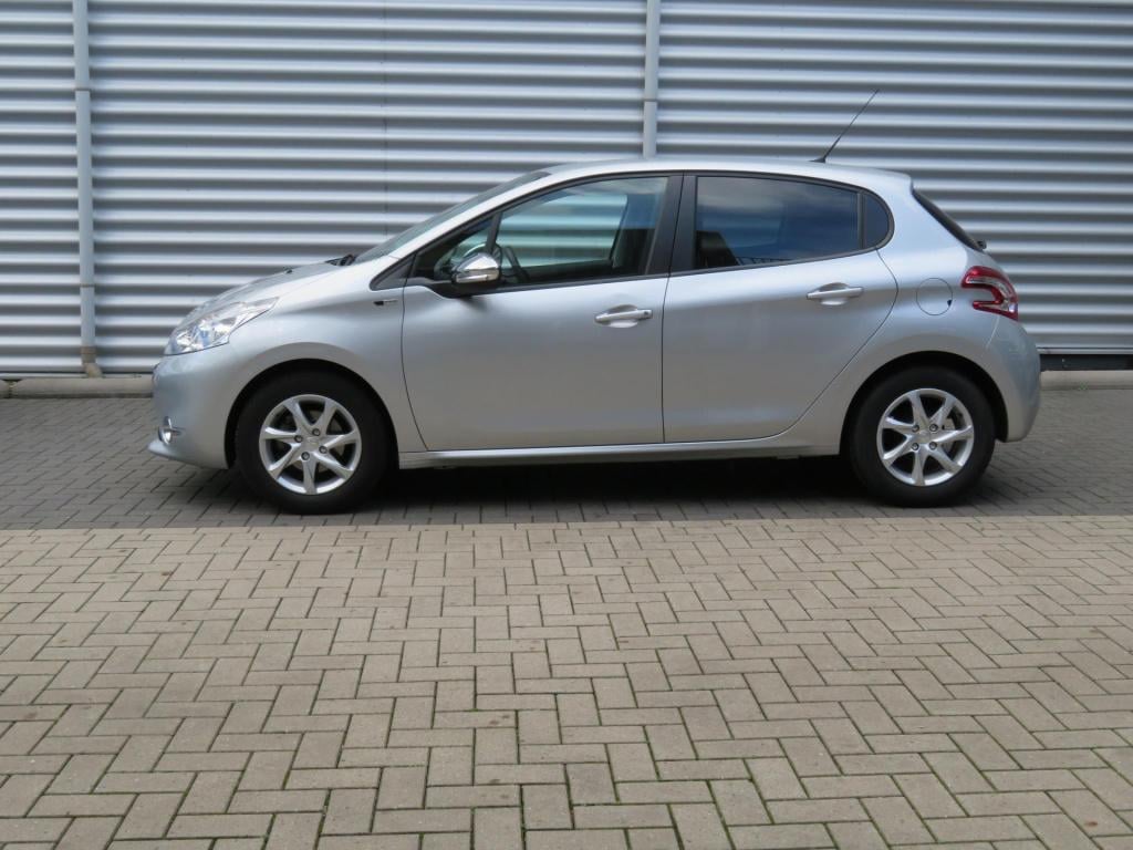 Peugeot 208 1.2 vti 82 style 5-drs airco/lmv/trekhaak