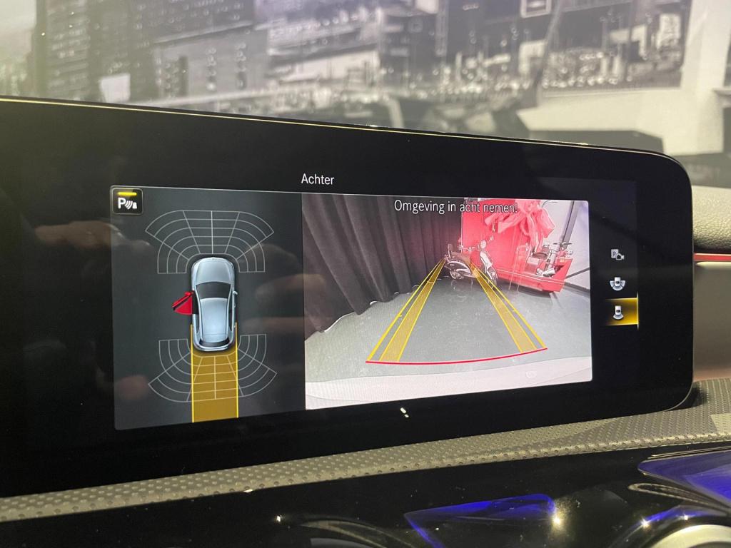 Mercedes-Benz A-Klasse 180 business solution amg *nl auto*led*pano*camera*