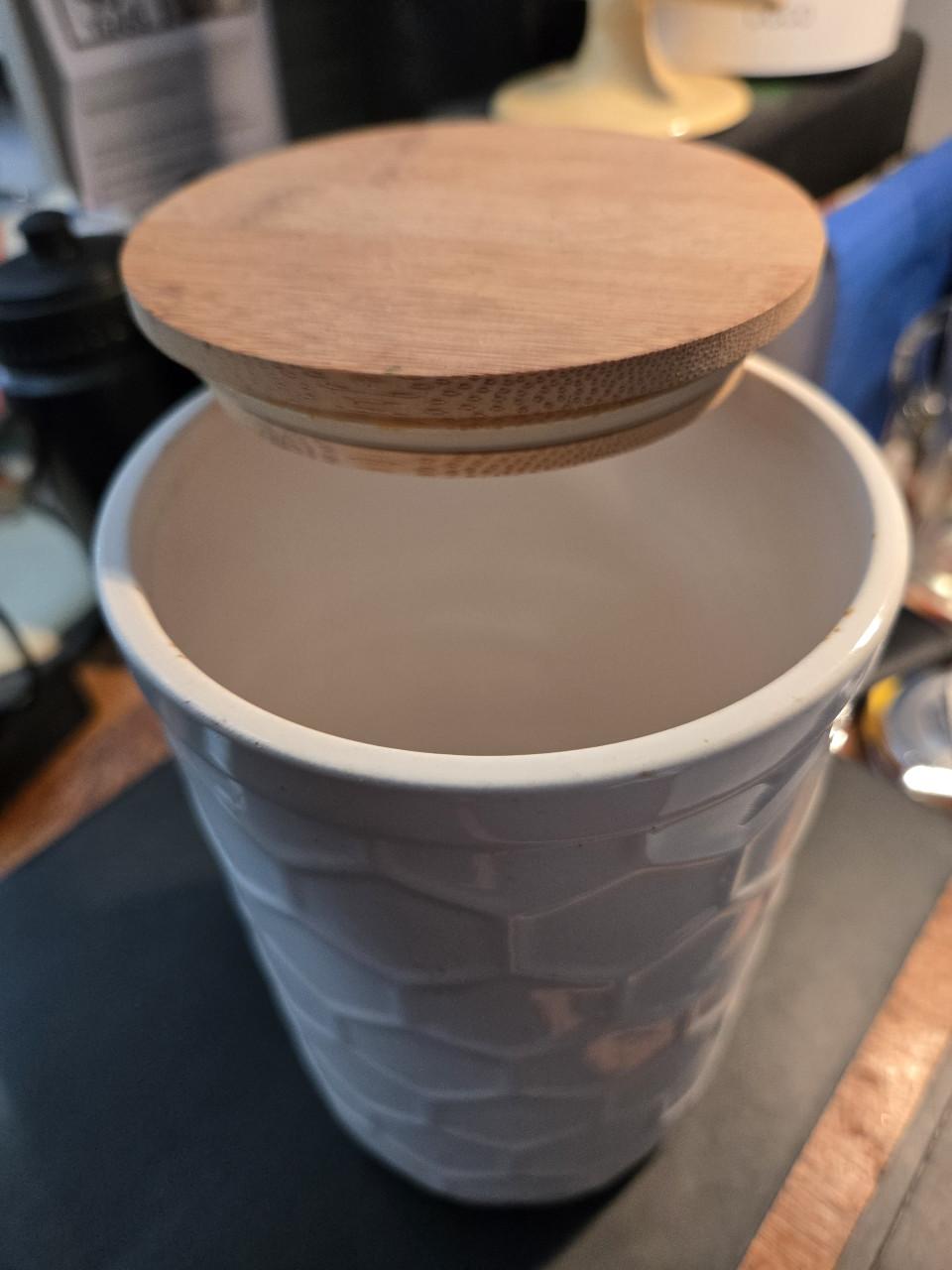 Voorraadpot uit de Maya-serie. Afm. H16 cm Diameter 11cm