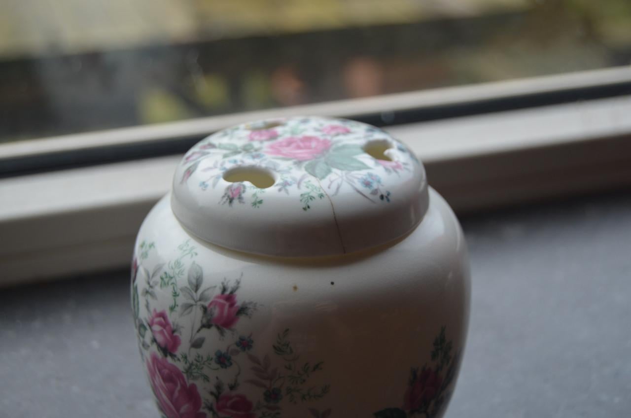 Roy Kirkham Staff. bone China potpourri potje