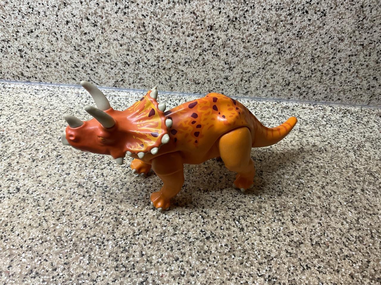 Playmobil.  Dinosaurus Triceratops. Geobra 2007. Hoog 9 cm. lang 22 cm.