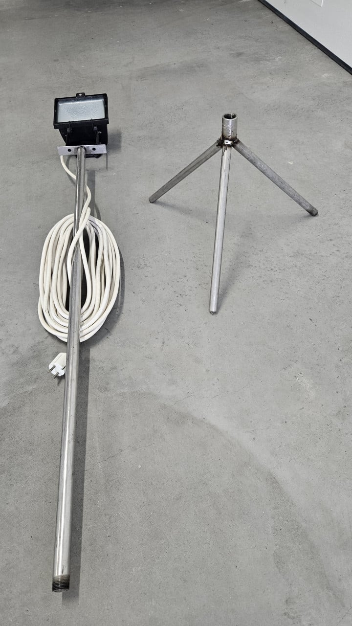 RVS bouwlamp met statief, zéér flexibel inzetbaar ( ruim 3 meter ! )
