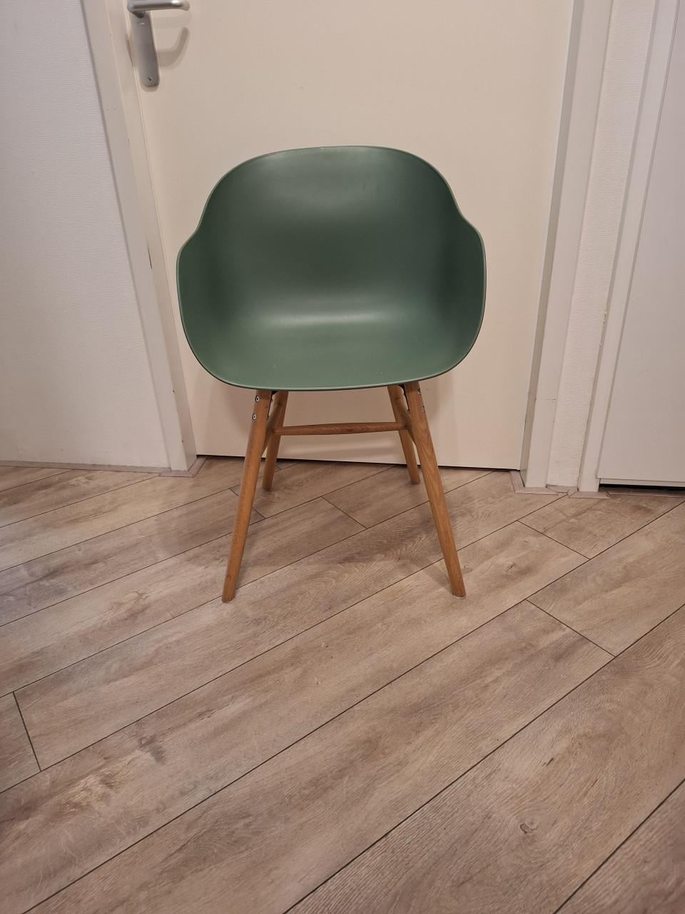 Drie eettafel- of bijzetstoelen, groen en wit
