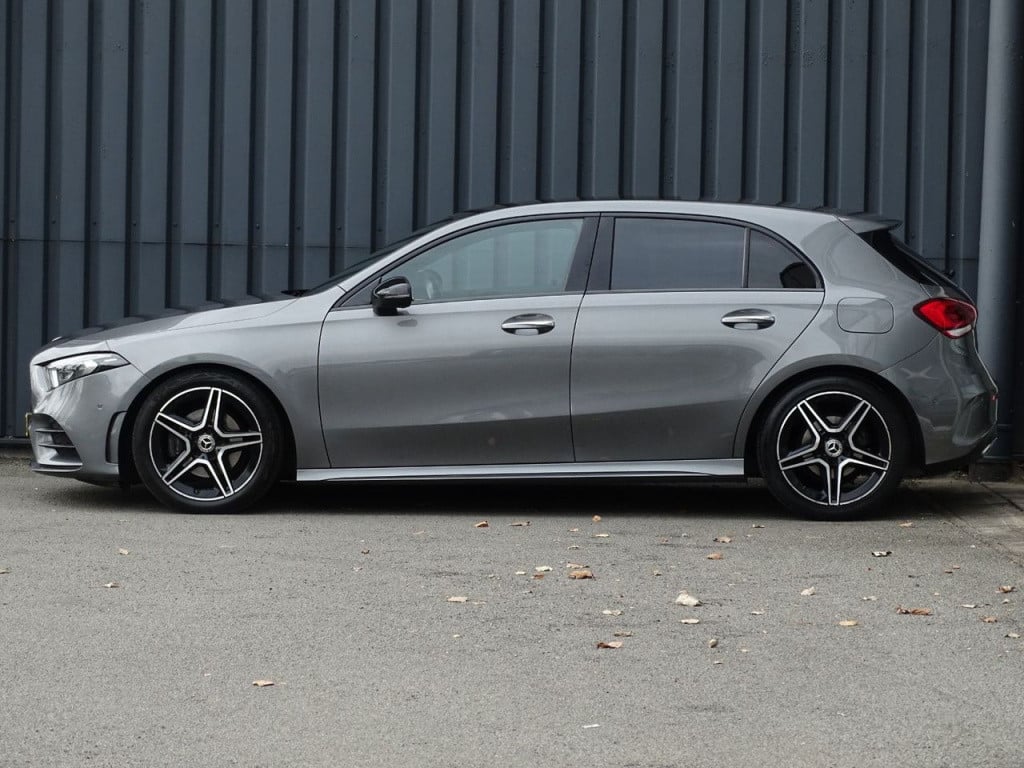 Mercedes-Benz A-Klasse 180 business solution amg | pano | led | el trekhaak