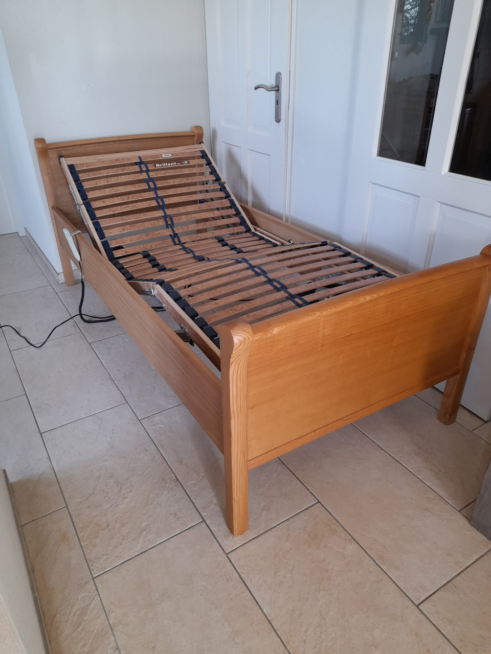 Elektrisch verstelbaar senioren bed 90 x 200( in goede staat) + nachtkastje