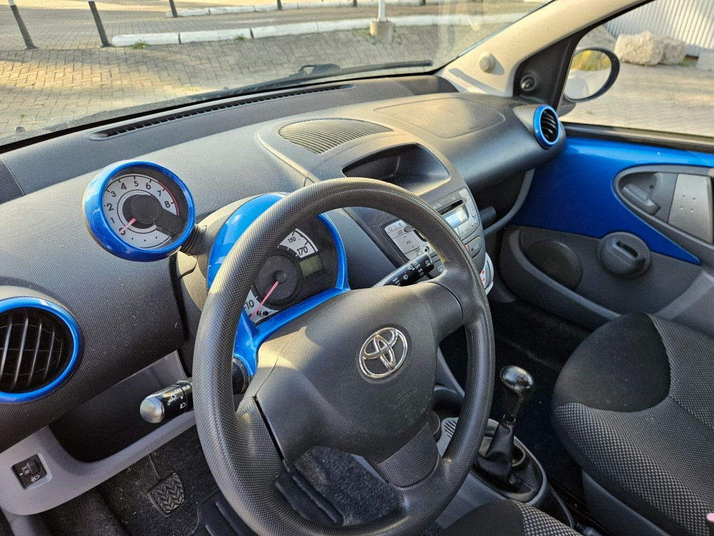 Toyota Aygo 1.0-12v dynamic blue / nl auto / nap