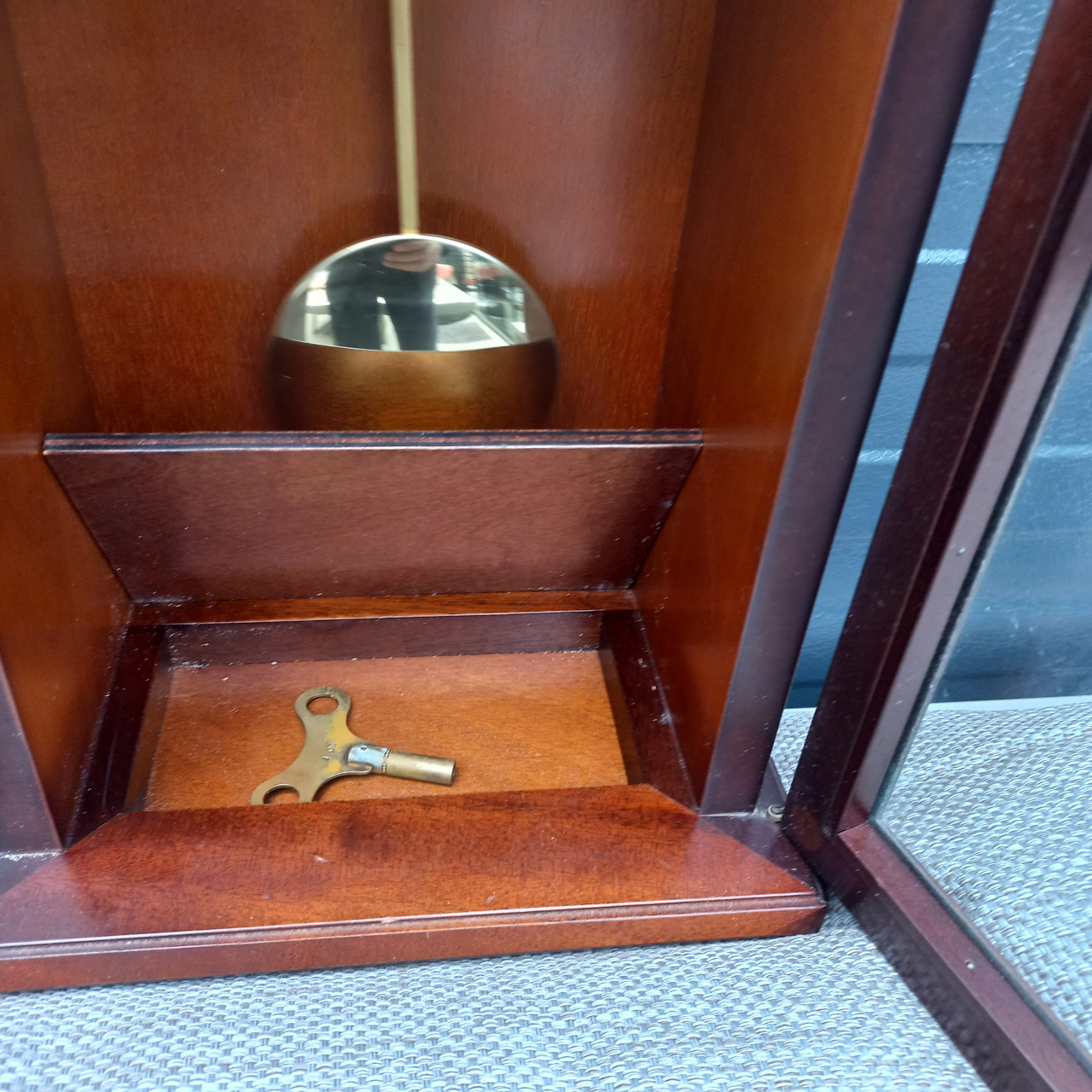 Originele houten kersenhout gelakt regulateur klok.