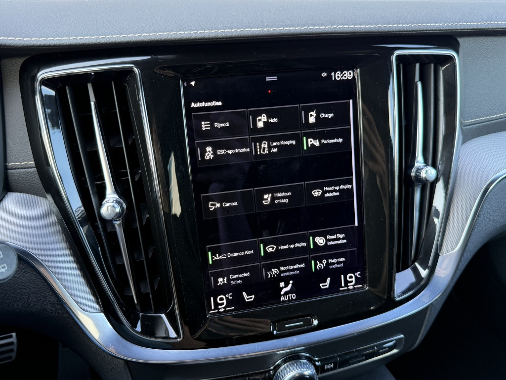 Volvo V60 v60 t6 340pk r-design| panodak| adap.cruise| 360camera| hud| key
