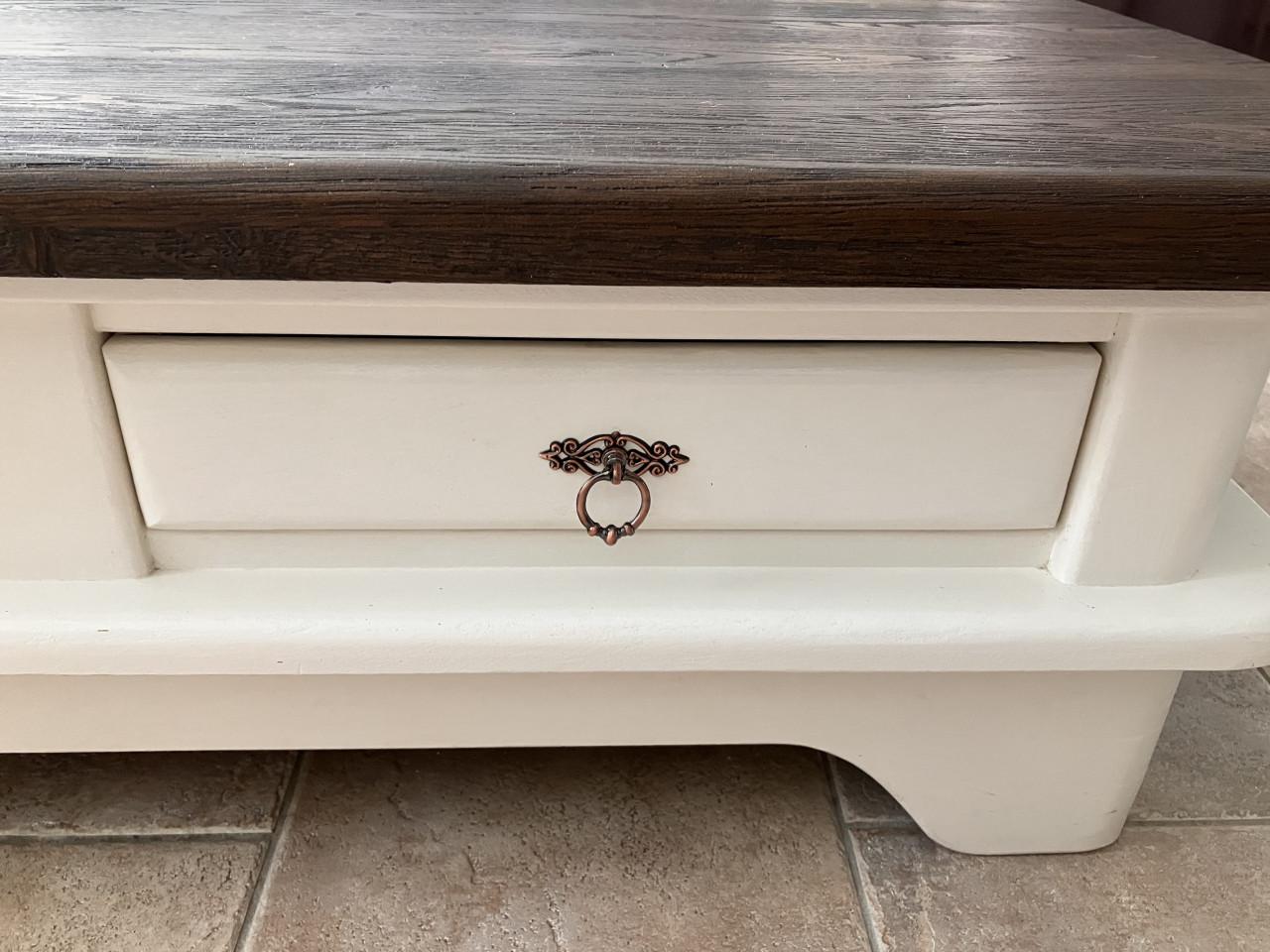Eikenhouten salontafel met landelijke uitstraling