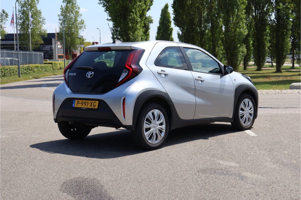 Toyota Aygo x 1.0 vvt-i mt play i achteruitrij camera i acc i airco i apple