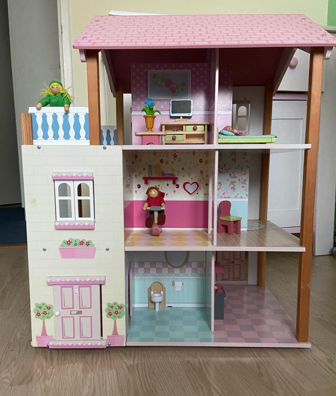 Poppenhuis van hout met toebehoren