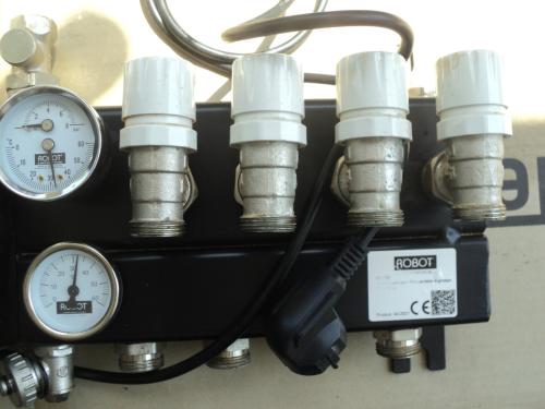 Vrijwel nieuwe 4 groep verdeler vloerverwarming ENERGI ZUINIG