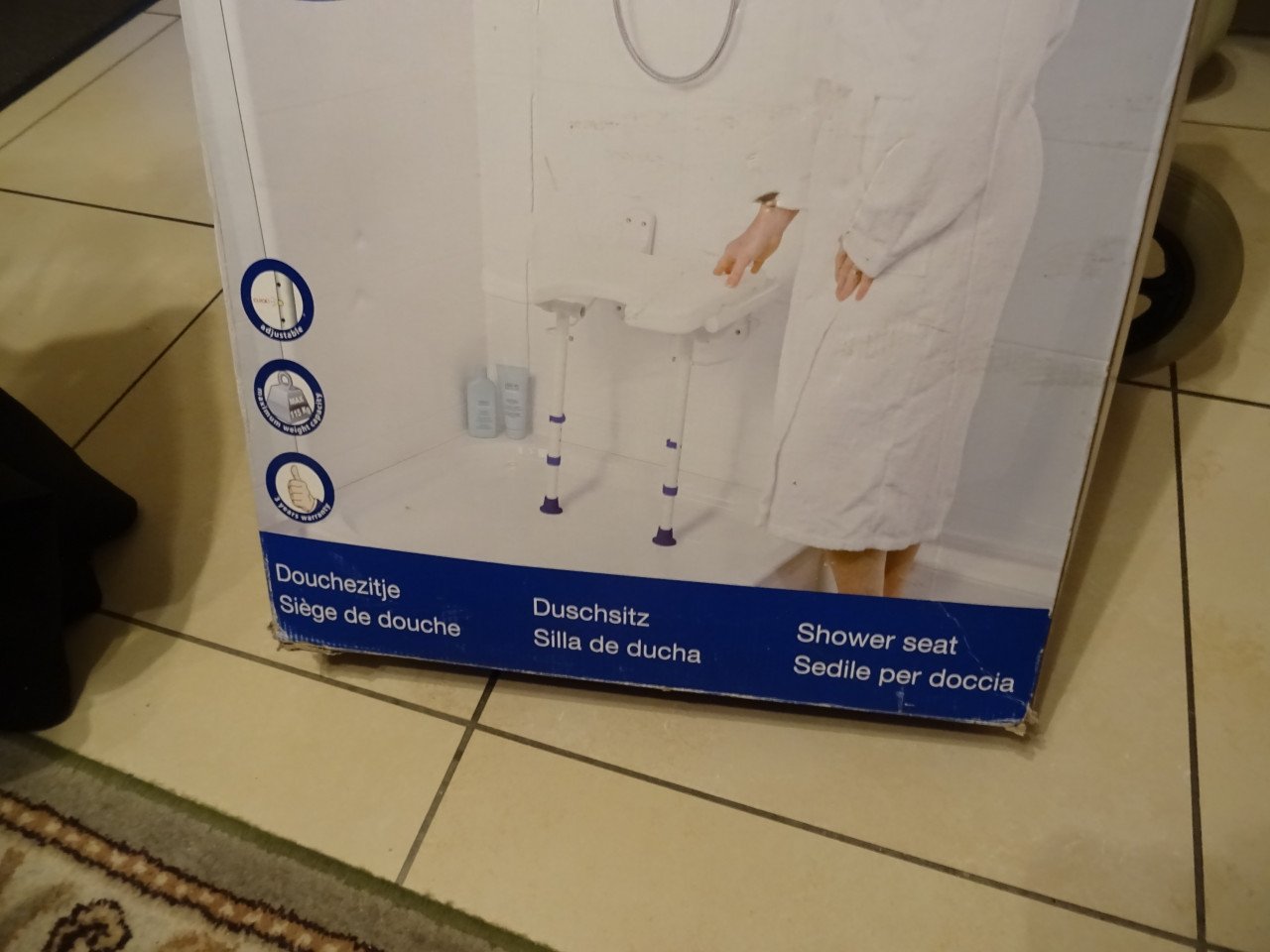 TE KOOP BADSTOELTJE VOOR AAN DE MUUR  [NIEUW ]