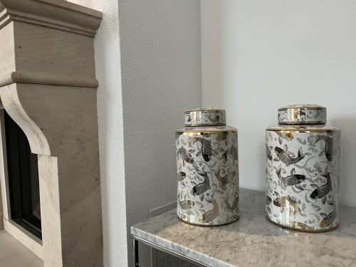 Twee decoratieve potten met gouden koi karpers