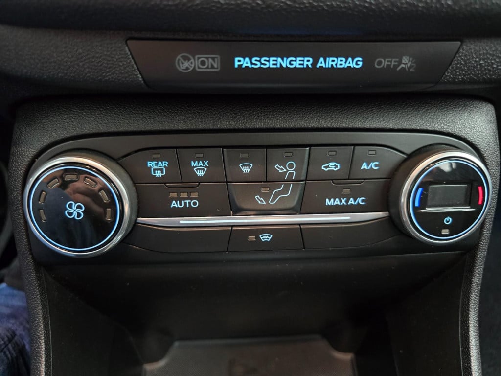 Ford Fiesta occasion luxe titanium met zwarte velgen en parkeercamera | bom