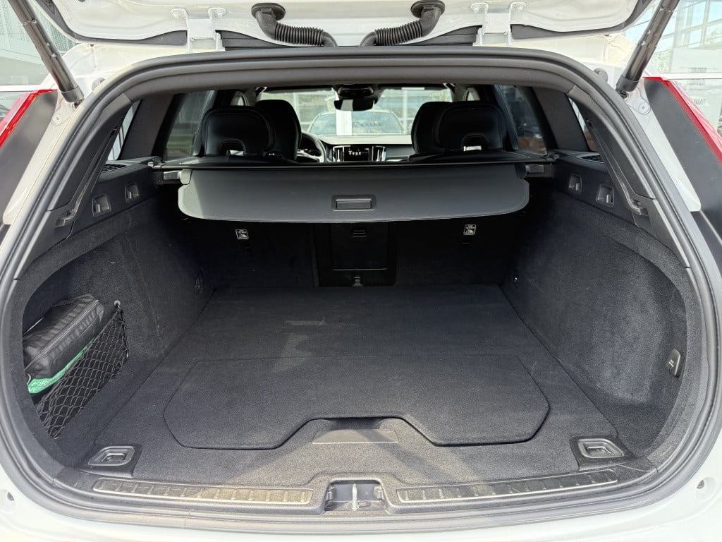 Volvo V60 t6 340pk recharge r-design| panodak| adap.cruise| 360 camera