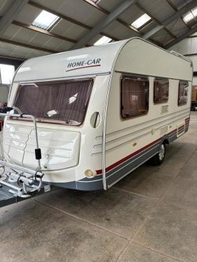 Zeer nette Home Car caravan met voortent, luifel en slaapcabine