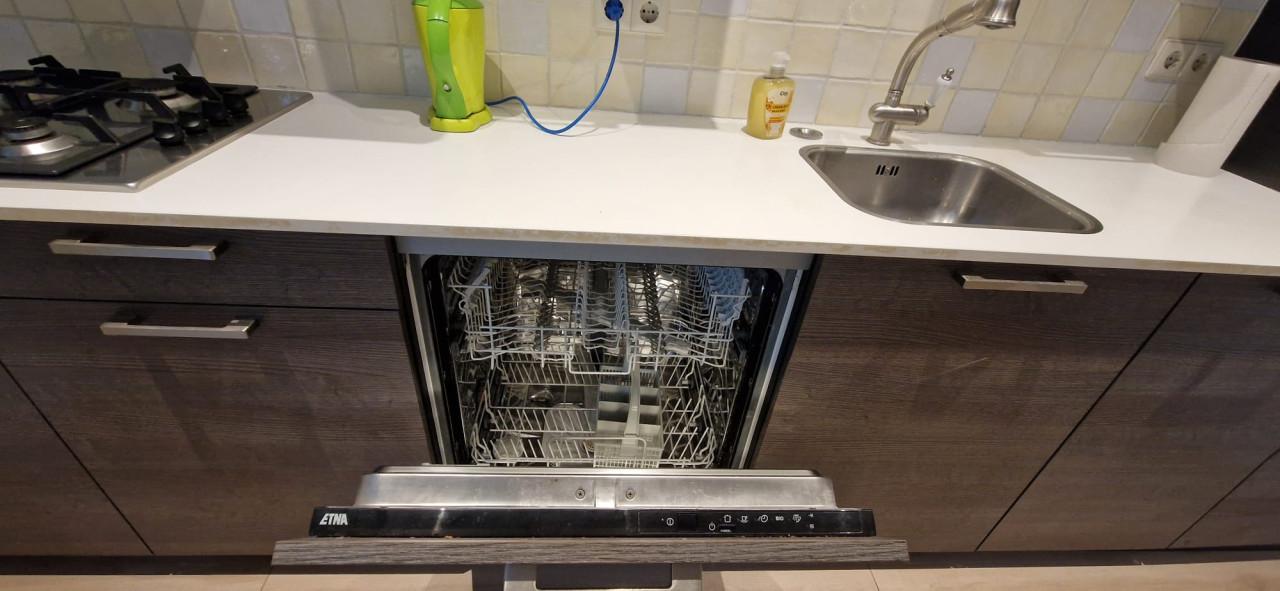 Keuken incl. koelkast, vaatwasser, gasfornuis, afzuigkap en kraan.