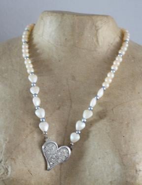 Parelketting met zilverkleurig hart