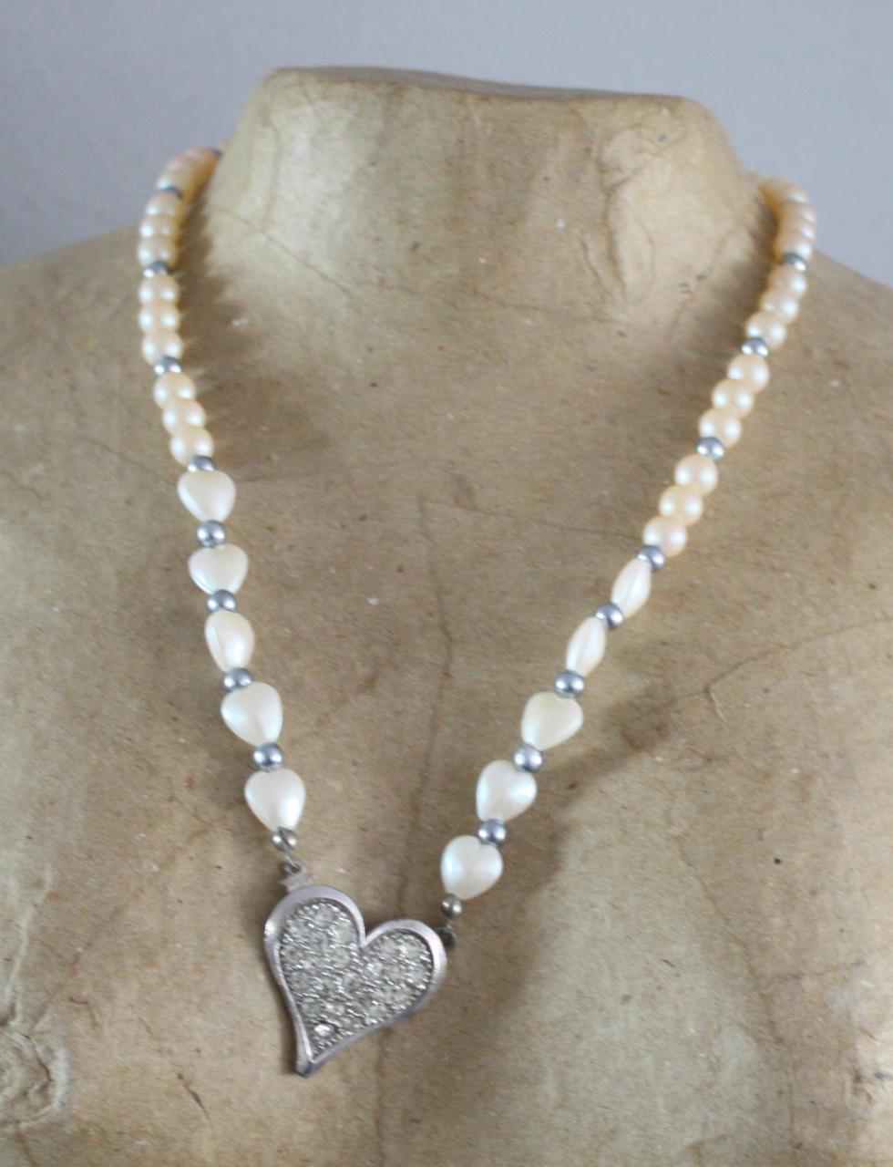 Parelketting met zilverkleurig hart